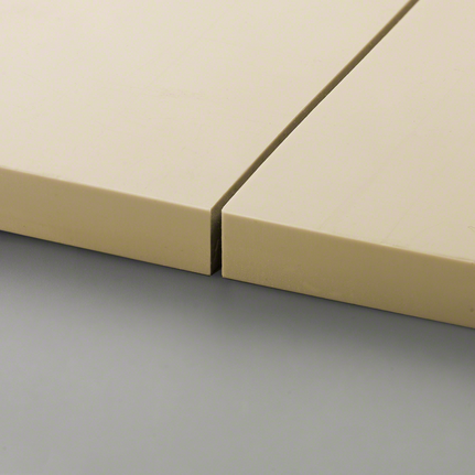 Dua ubin berwarna krem ​​dipotong dan disejajarkan dengan tepat dengan celah sempit di antaranya.