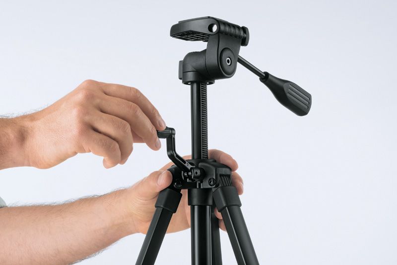 Tripod bangunan Bosch BT 150 dengan ketinggian yang dapat disesuaikan.