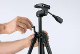 Tripod bangunan Bosch BT 150 dengan ketinggian yang dapat disesuaikan.