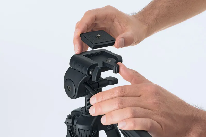 Tripod bangunan Bosch BT 150 dengan kepala yang dapat disesuaikan.
