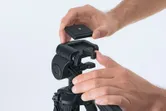 Dudukan tripod bangunan Bosch BT 150 yang dapat dilepas dengan cepat.