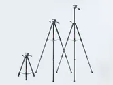 Tripod bangunan Bosch BT 150 dengan ketinggian yang dapat disesuaikan.