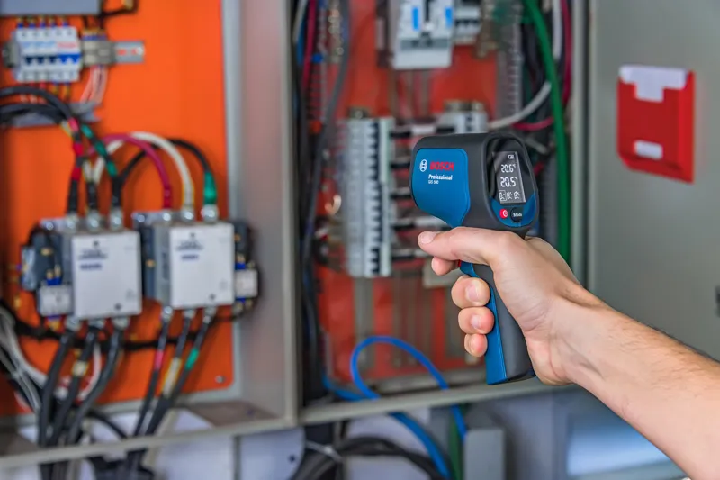 Mengukur suhu panel listrik.