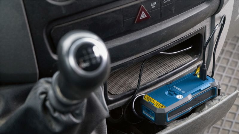 Pengisian daya baterai di konsol mobil melalui kabel USB.