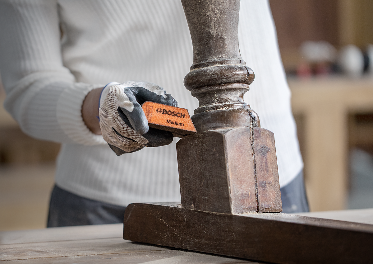 Spons pengamplasan sedang Bosch untuk penyelesaian permukaan kayu.
