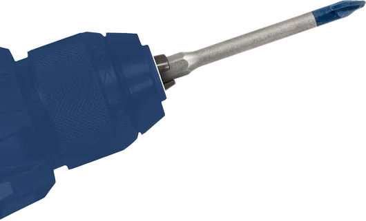 Gambar close-up dari bor dengan mata bor panjang terpasang, siap digunakan.