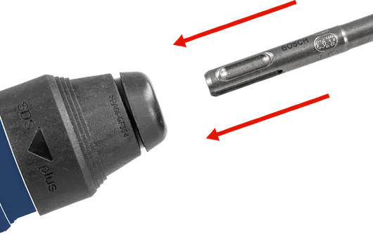 Mata bor disejajarkan dengan chuck alat untuk pemasangan.