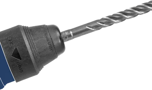 Gambar close-up dari bor dengan mata bor spiral yang terpasang untuk pengeboran material berat.