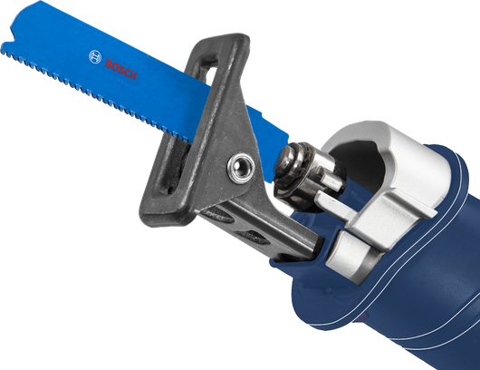 Mata pisau gergaji bolak-balik terpasang pada gagang perkakas listrik.