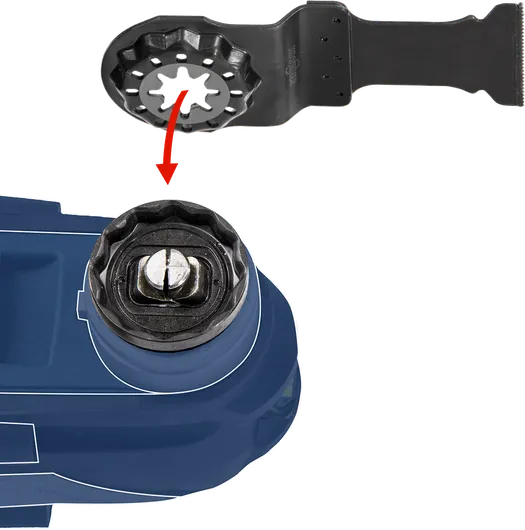 Mata pisau alat yang berosilasi sedang disejajarkan untuk dipasang ke kepala alat.