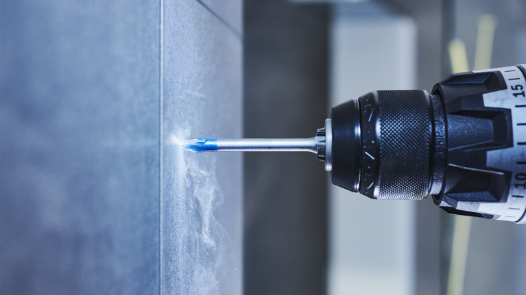 Bor listrik untuk membuat lubang pada dinding ubin.