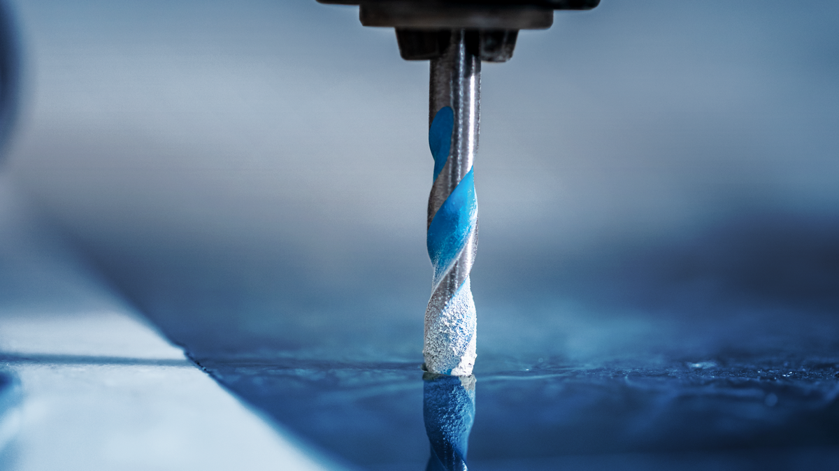 Mata bor membuat lubang yang presisi pada permukaan ubin yang halus.