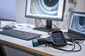 Kamera inspeksi terhubung ke laptop di meja kantor dengan gambar pipa di layar.
