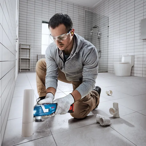 Pemotong serbaguna tanpa kabel Bosch GOP 185-LI untuk memotong pipa PVC.