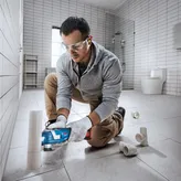 Pemotong serbaguna tanpa kabel Bosch GOP 185-LI untuk memotong pipa PVC.