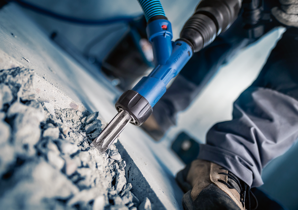 Adaptor Pahat Datar Bosch EXPERT SDS Clean max untuk memecahkan beton.