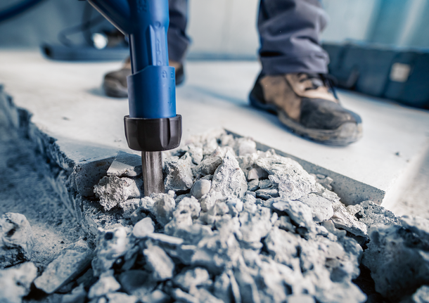 Bosch EXPERT SDS max Flat Chisel memecah beton.