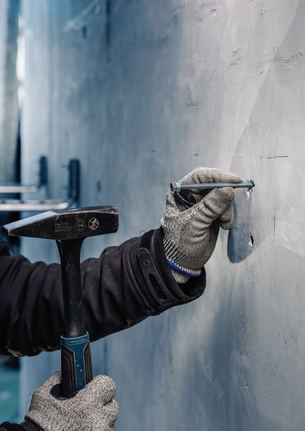 Aksesori pahat beton Bosch sedang digunakan.