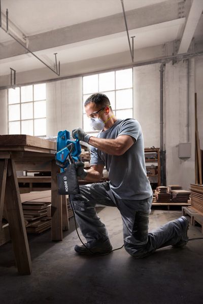 Mesin pengamplas sabuk Bosch GBS 750 digunakan untuk pengamplasan permukaan kayu.