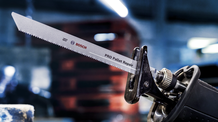 Gergaji bolak-balik dengan bilah PRO Pallet Repair di bengkel industri.