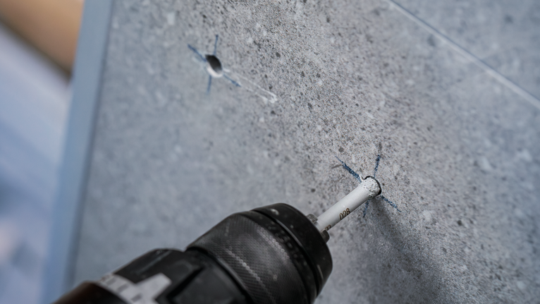 Bor untuk membuat lubang pada dinding ubin.