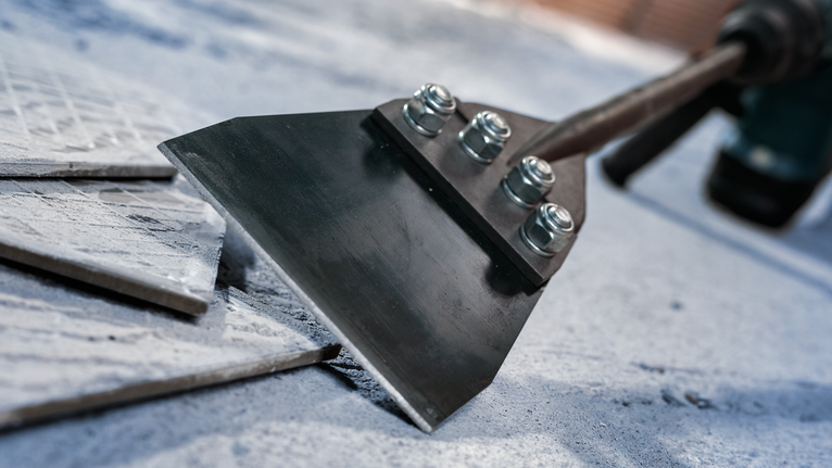 Alat pahat lebar untuk mengangkat ubin lantai dari beton.