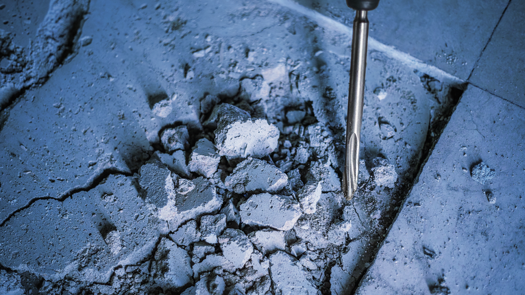 Palu putar memecah lantai beton.