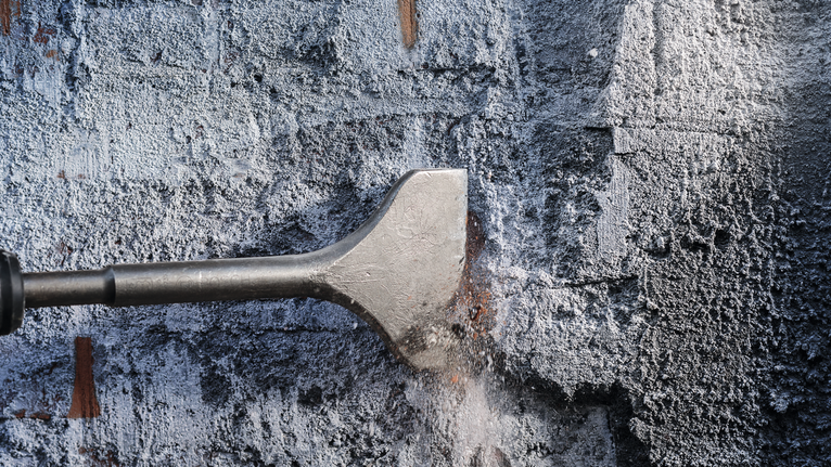 Alat pahat untuk menghilangkan beton dari permukaan dinding yang kasar.