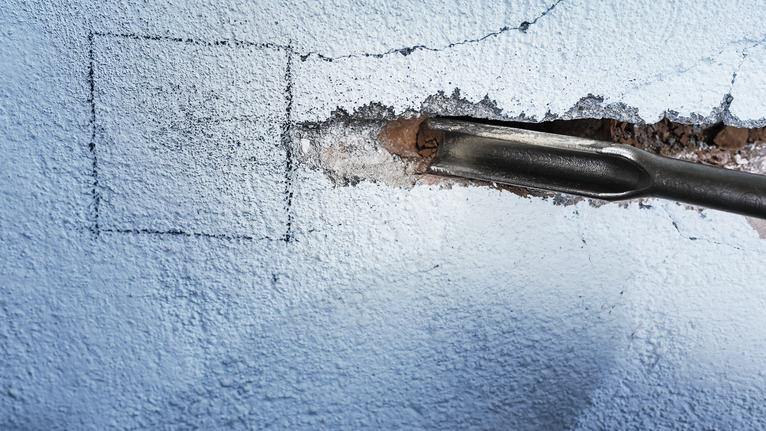 Alat pahat untuk membuat alur pada dinding beton.