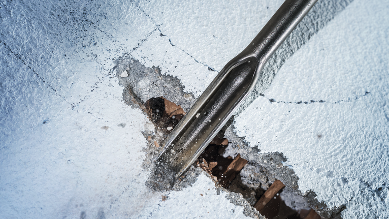 Pahat menembus beton untuk pekerjaan pembongkaran.