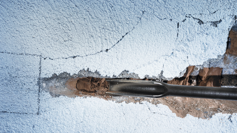 Alat pahat untuk menembus plester pada dinding.