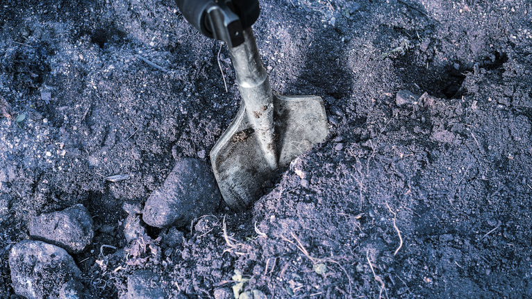 Alat pahat memecah tanah padat dan bebatuan.