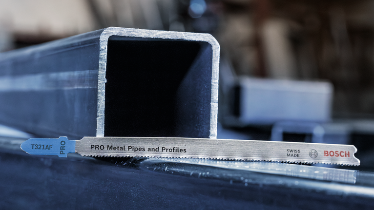 Mata gergaji untuk memotong pipa dan profil logam yang ditempatkan di samping saluran logam.