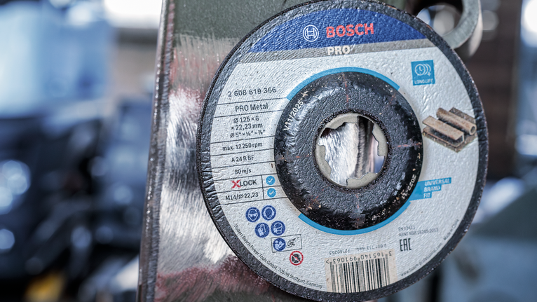 Mata Gerinda Potong Berikat PRO Metal, 125 x 6 x 22,23 mm, X-Lock Cakram pemotong logam yang dipasang pada penggiling di bengkel.