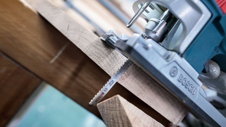 Bilah Gergaji Jigsaw PRO Hardwood clean T101BF, 100 mm, 5 buah Gergaji ukir memotong papan kayu dalam garis lurus yang tepat.