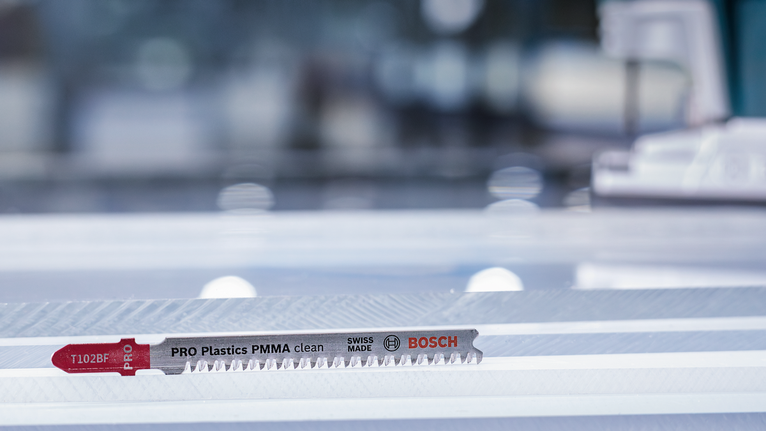 Mata gergaji ukir diletakkan pada lembaran plastik bening di bengkel.