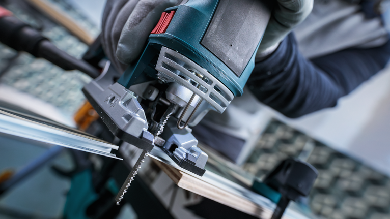 Bilah Gergaji Jigsaw PRO Plastics PVC clean T102H, 100 mm, 2 buah Orang yang mengenakan peralatan keselamatan memotong kayu dengan gergaji ukir.