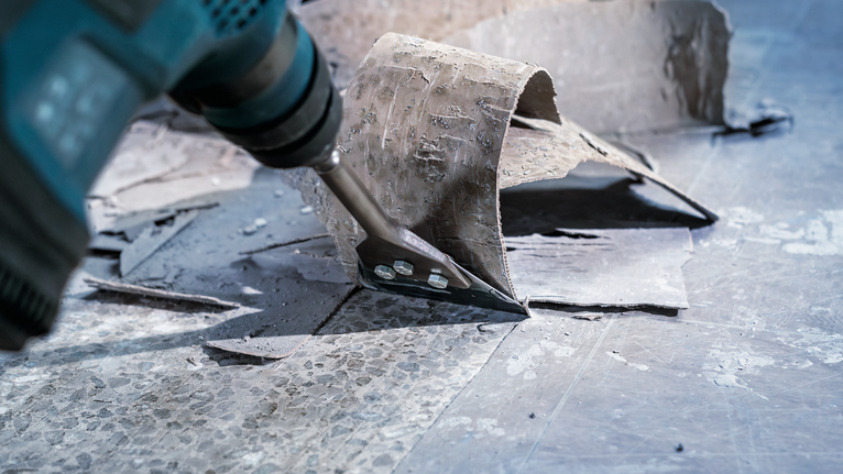 Aksesori pengikis perkakas listrik untuk menyingkirkan lantai lama dari permukaan beton.