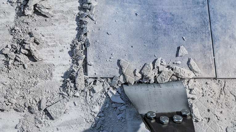 Alat pelepas ubin untuk memecah ubin lantai dan serpihan.