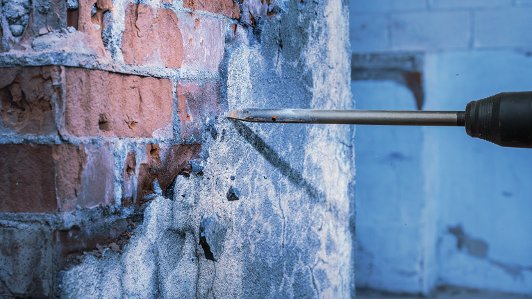 Bor pahat untuk memecahkan beton dari dinding bata.