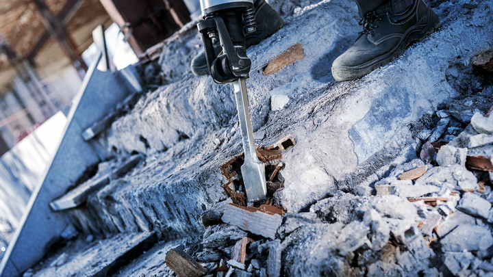 Object #200478634: 3093806_app_web_5 Orang yang mengenakan peralatan keselamatan menghancurkan tangga beton dengan alat jackhammer.