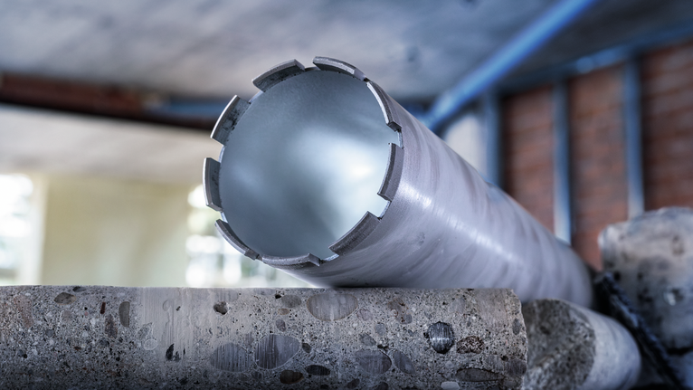 Mata bor inti berlian ditempatkan pada permukaan beton di dalam ruangan.