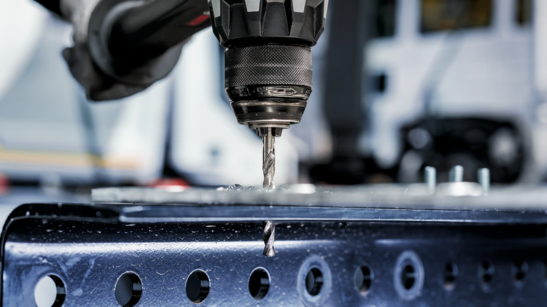 Bor untuk membuat lubang pada permukaan logam di lingkungan industri.