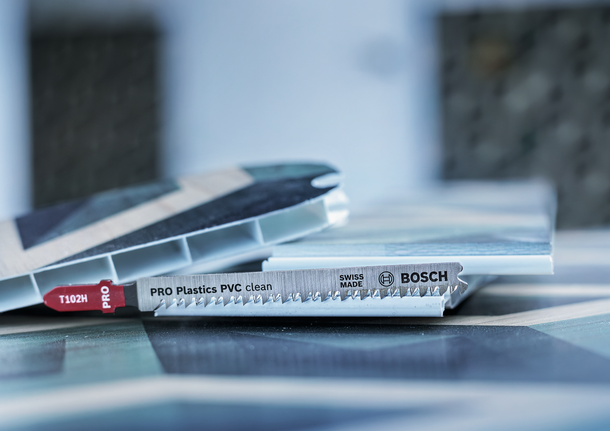 Mata gergaji ukir memotong potongan panel plastik.