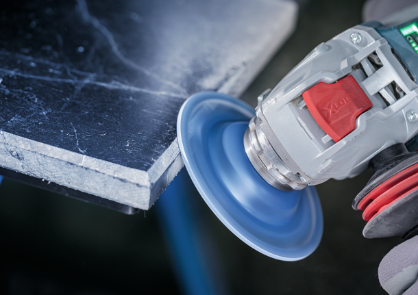 Cakram pengasah berlian Bosch X-LOCK untuk finishing tepi ubin.