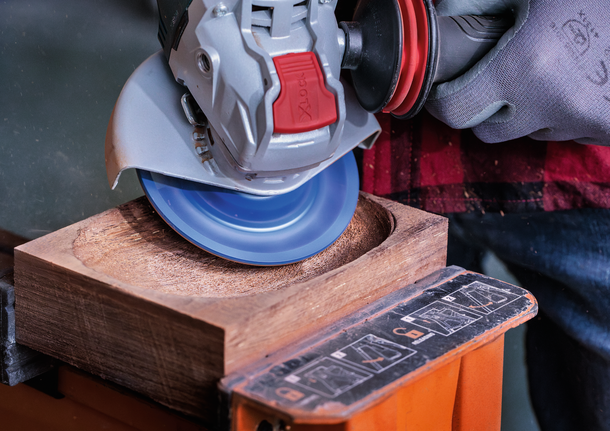 Cakram Karbida Bosch X-LOCK membentuk kayu.