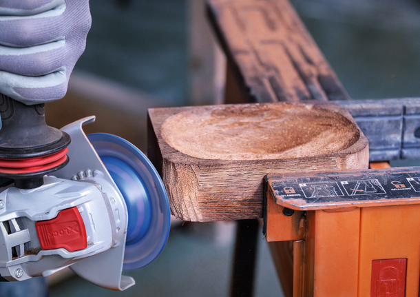Penggiling sudut Bosch X-Lock membentuk kayu.