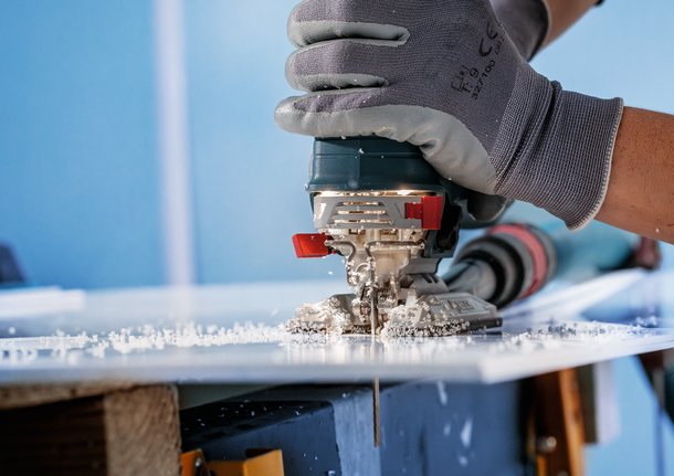 Mata gergaji Bosch memotong lembaran akrilik.