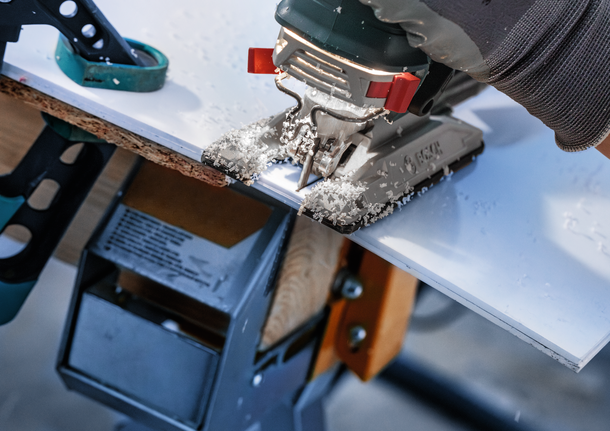 Mata gergaji Bosch untuk memotong papan laminasi.