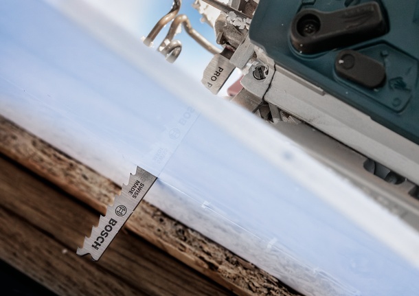 Mata gergaji Bosch buatan Swiss untuk memotong kayu.